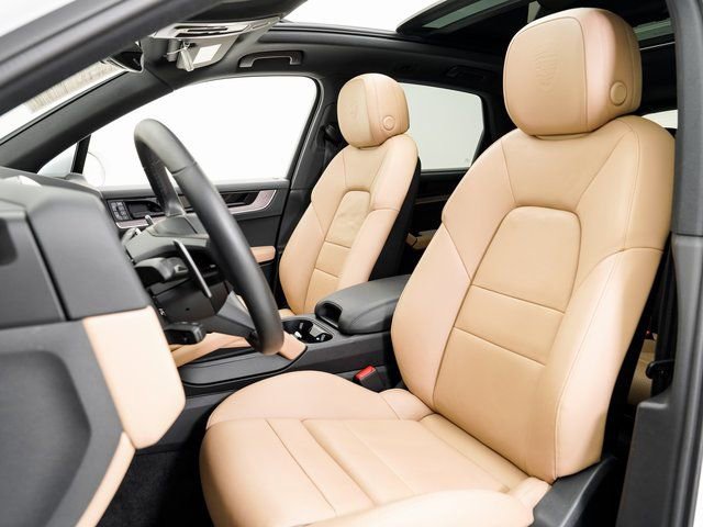 Certified 2025 Porsche Cayenne image 5