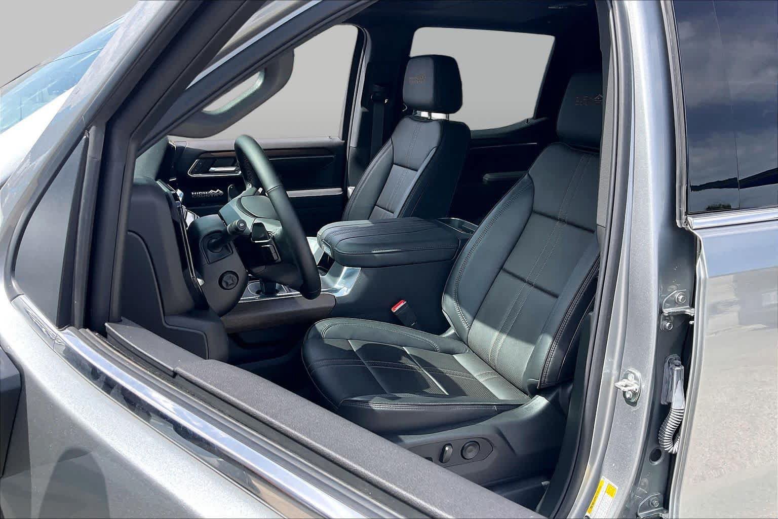 Used 2025 Chevrolet Silverado 1500 High Country w/ High Country Premium Package AWD/4WD image 9