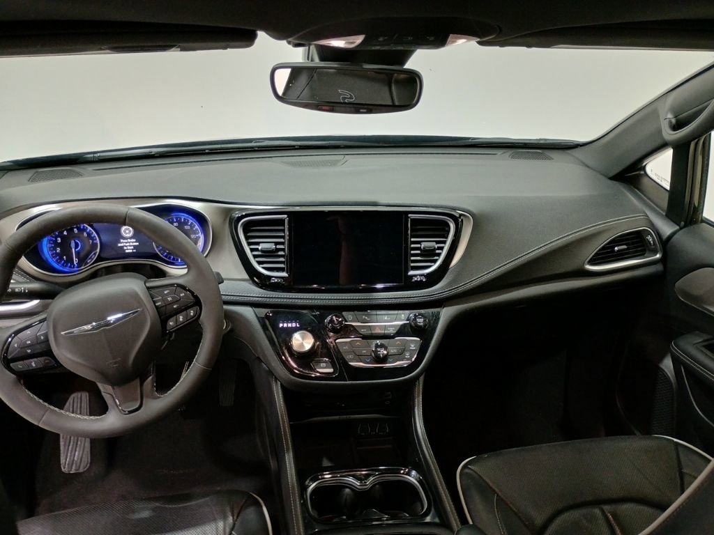 Used 2023 Chrysler Pacifica Limited w/ Uconnect Theater Family Group image 13