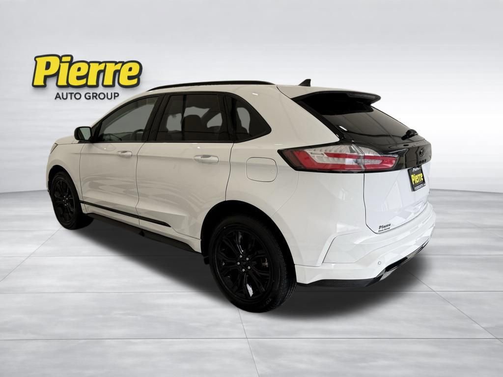 Used 2022 Ford Edge SE w/ Black Appearance Package image 2