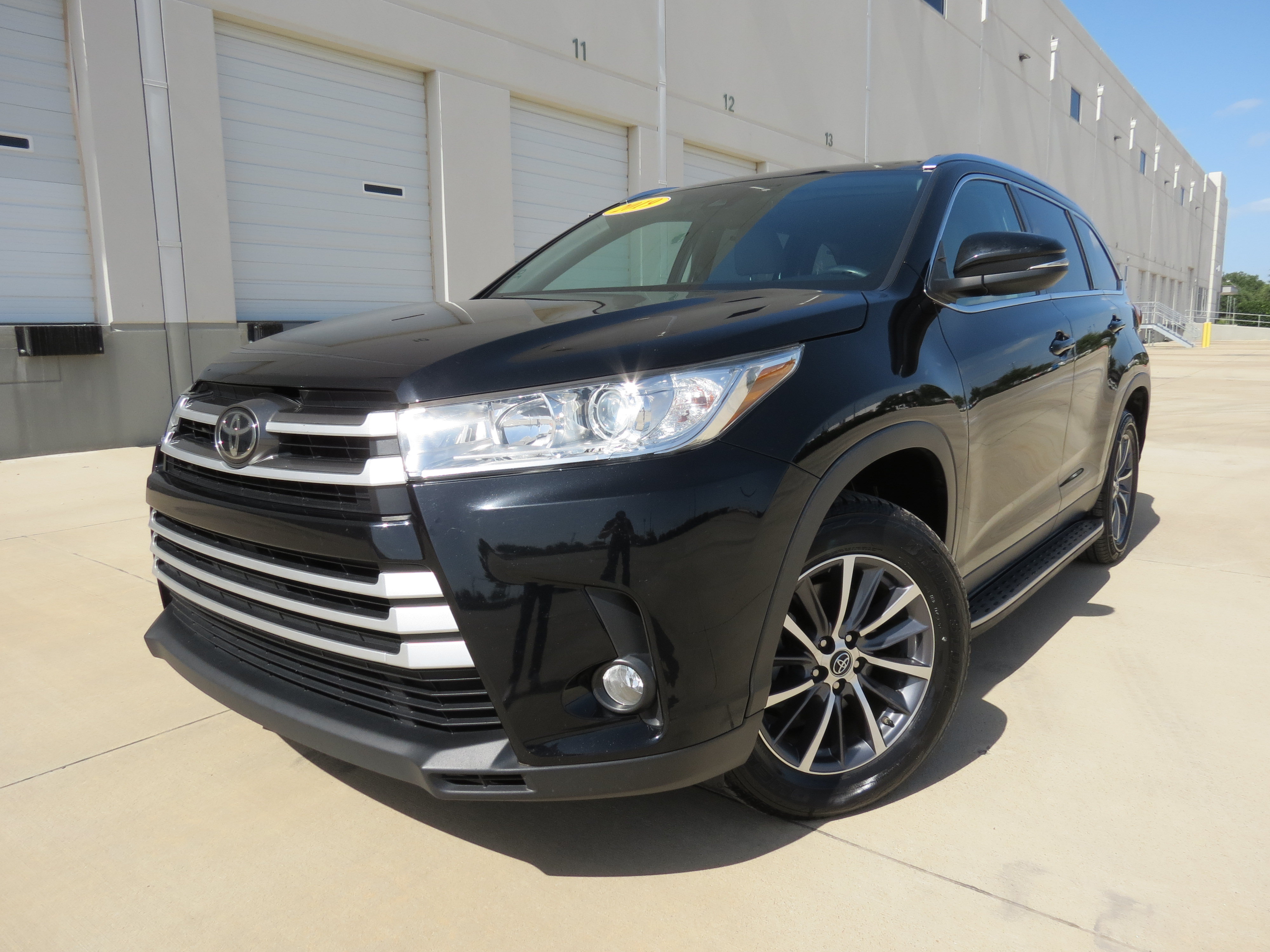 Used 2019 Toyota Highlander XLE FWD image 2