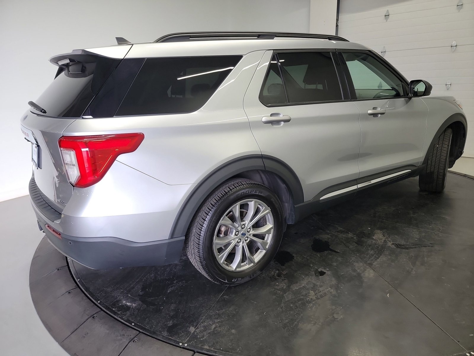 Used 2021 Ford Explorer XLT w/ Equipment Group 202A AWD/4WD image 16