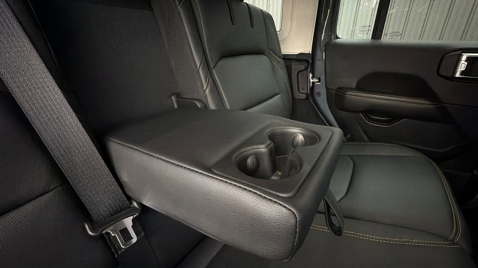 Used 2025 Jeep Wrangler Unlimited Sahara AWD/4WD image 32