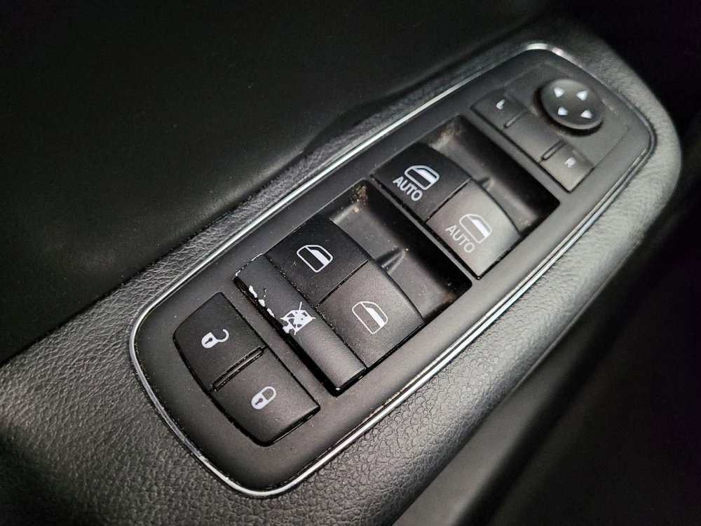 Used 2017 Chrysler 300 Limited image 32