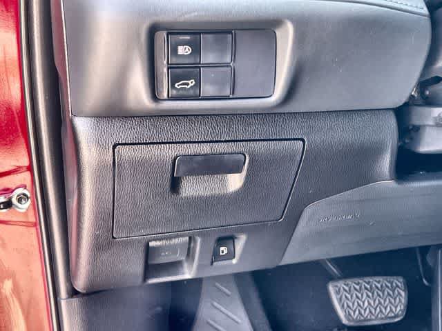 Used 2022 Toyota Highlander XLE AWD/4WD image 29