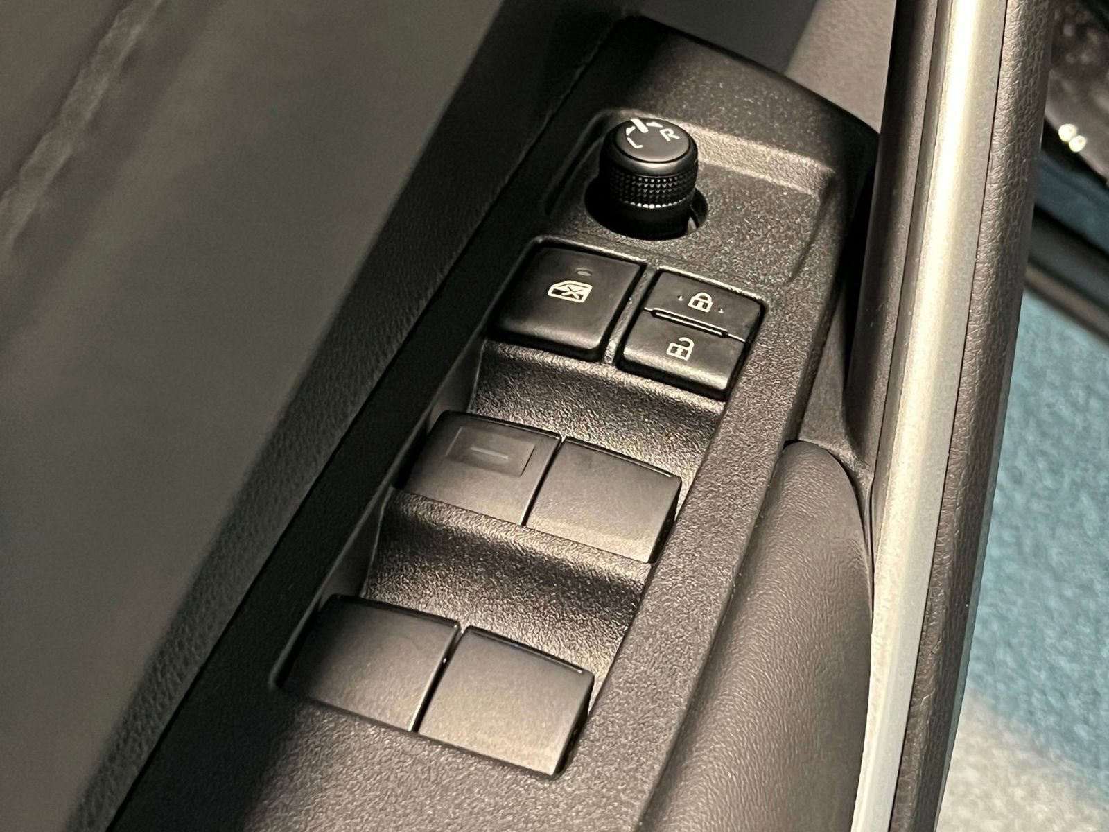 Used 2026 Toyota Corolla Cross XLE w/ Convenience Package FWD image 36