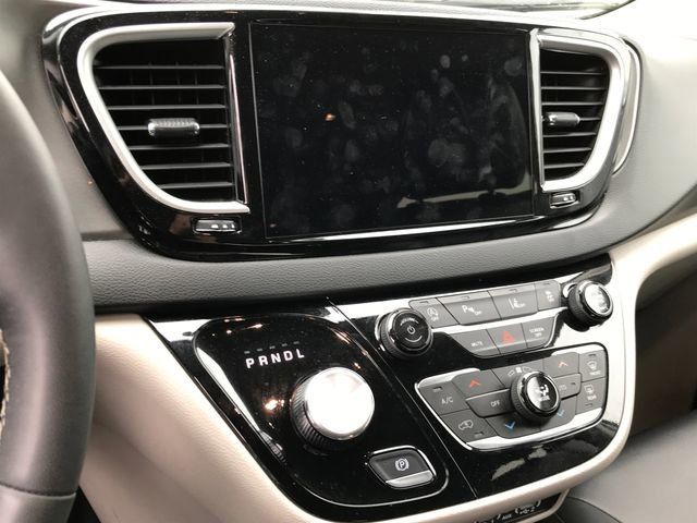 Used 2024 Chrysler Pacifica Touring-L FWD image 8