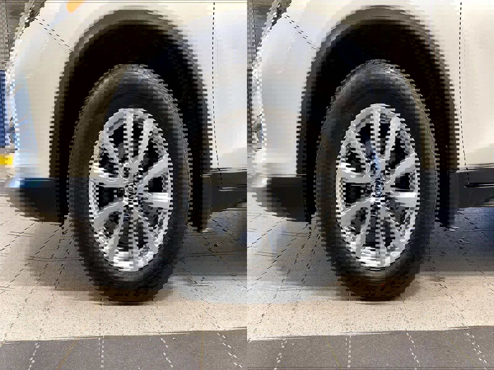 Used 2018 Nissan Rogue SV w/ Premium Package AWD/4WD image 7