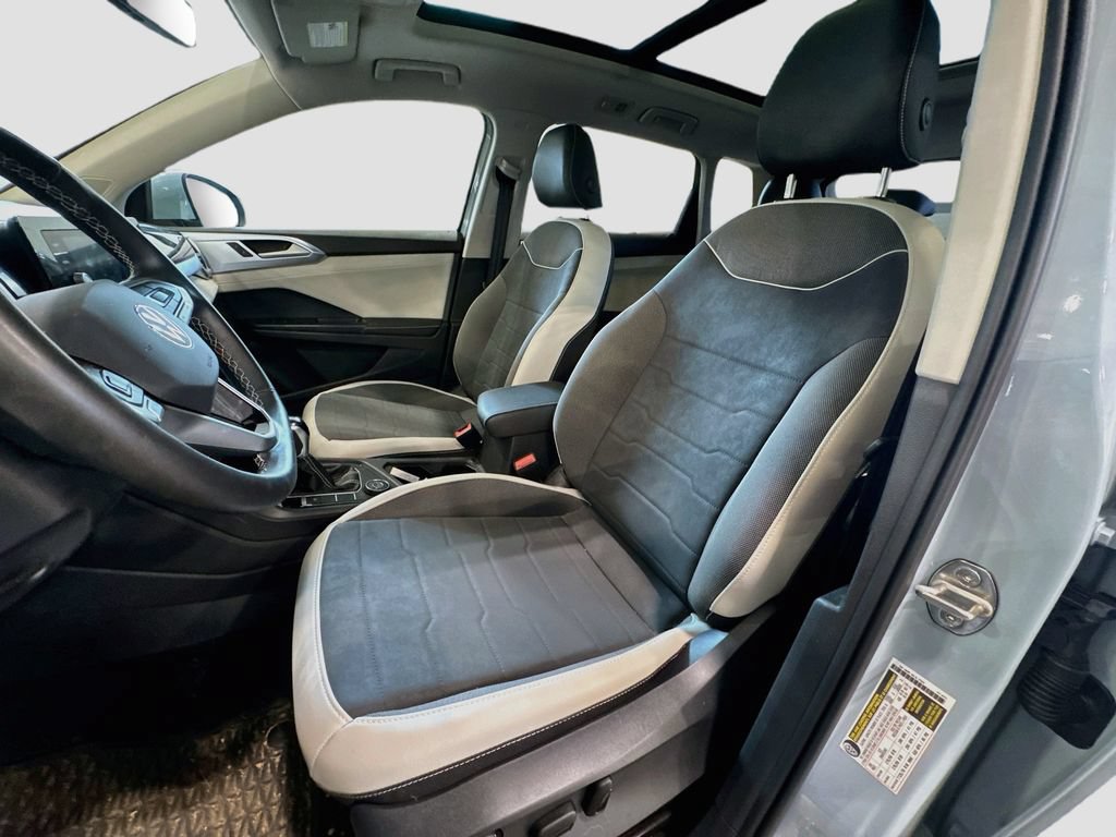 Certified 2025 Volkswagen Taos SE AWD/4WD image 22