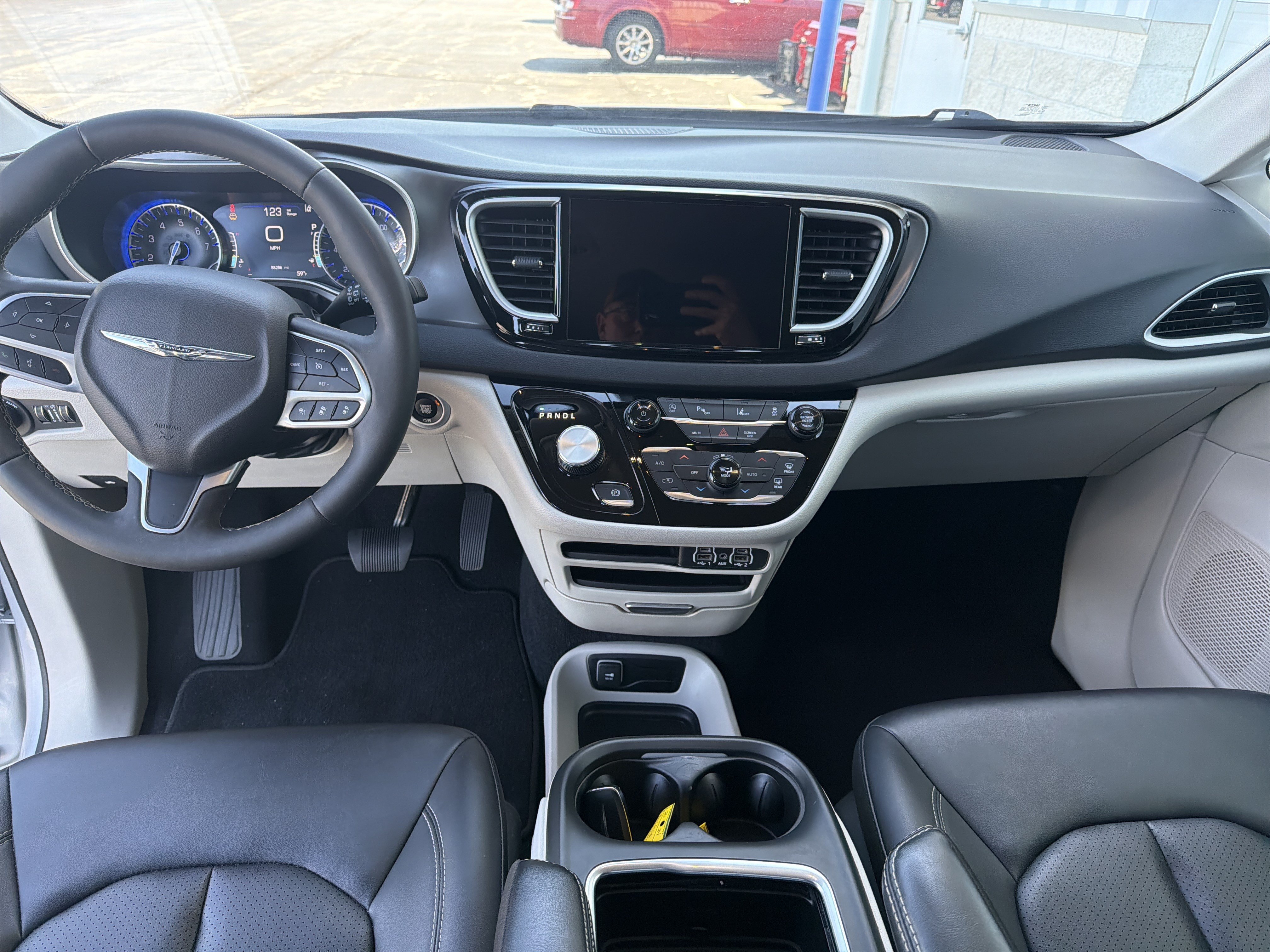 Used 2024 Chrysler Pacifica Touring-L FWD image 31