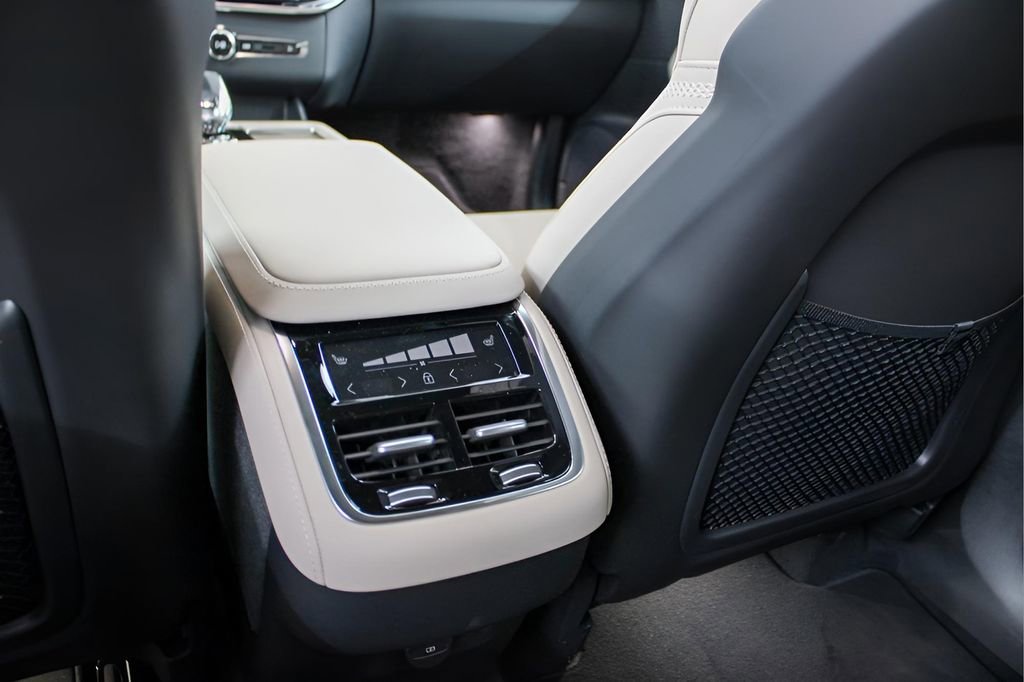 New 2026 Volvo XC90 B6 Core image 12