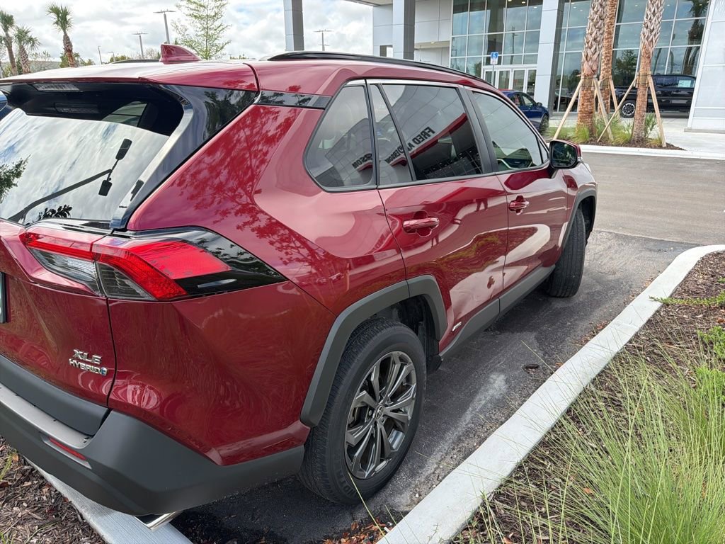 Used 2022 Toyota RAV4 XLE Premium image 5