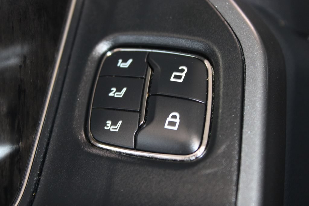 Used 2025 Ford F250 Lariat w/ Black Appearance Package AWD/4WD image 31
