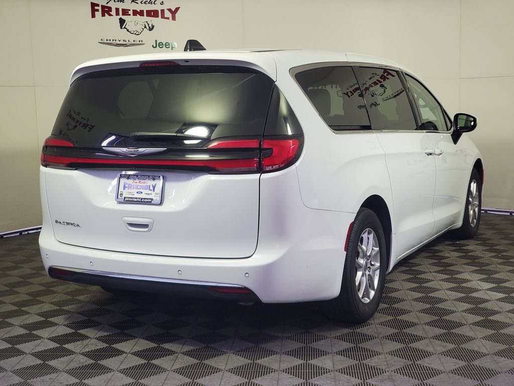 Used 2023 Chrysler Pacifica Touring-L FWD image 3