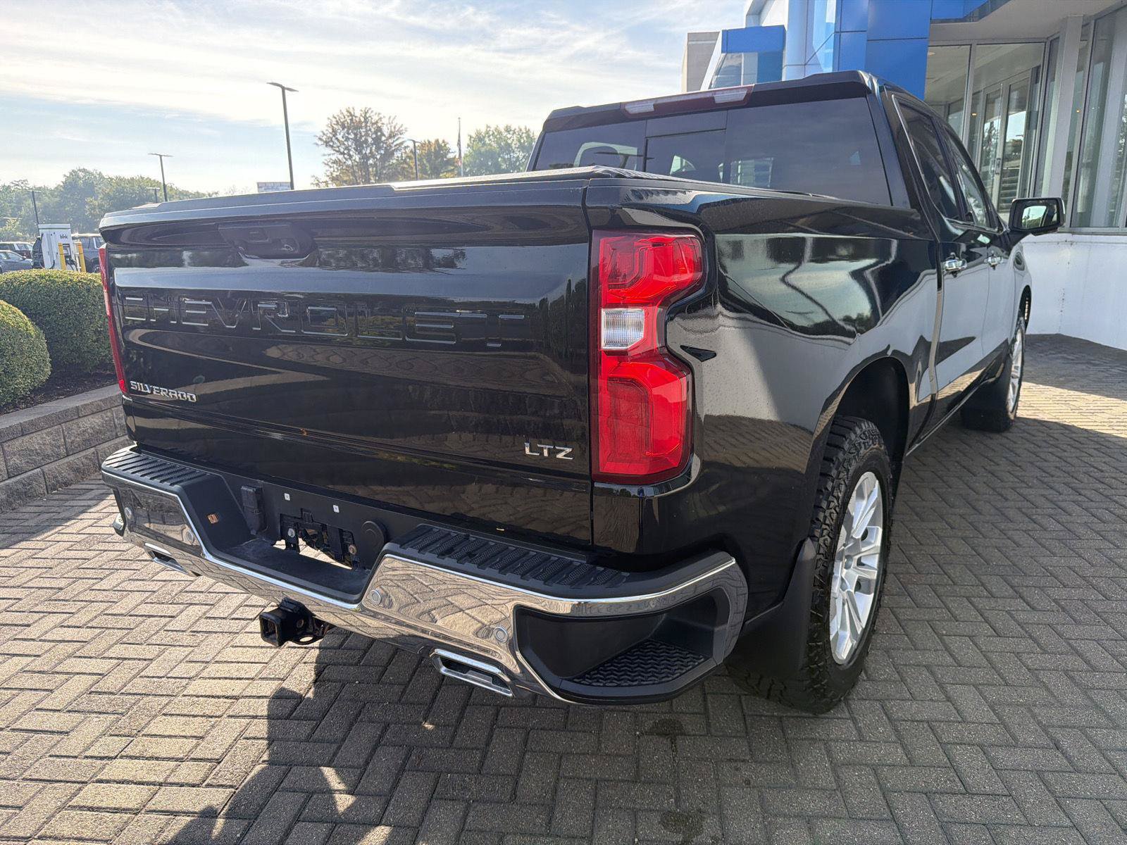 Used 2023 Chevrolet Silverado 1500 LTZ AWD/4WD image 5