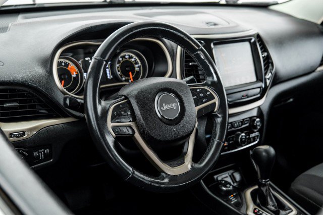 Used 2016 Jeep Cherokee Latitude AWD/4WD image 13