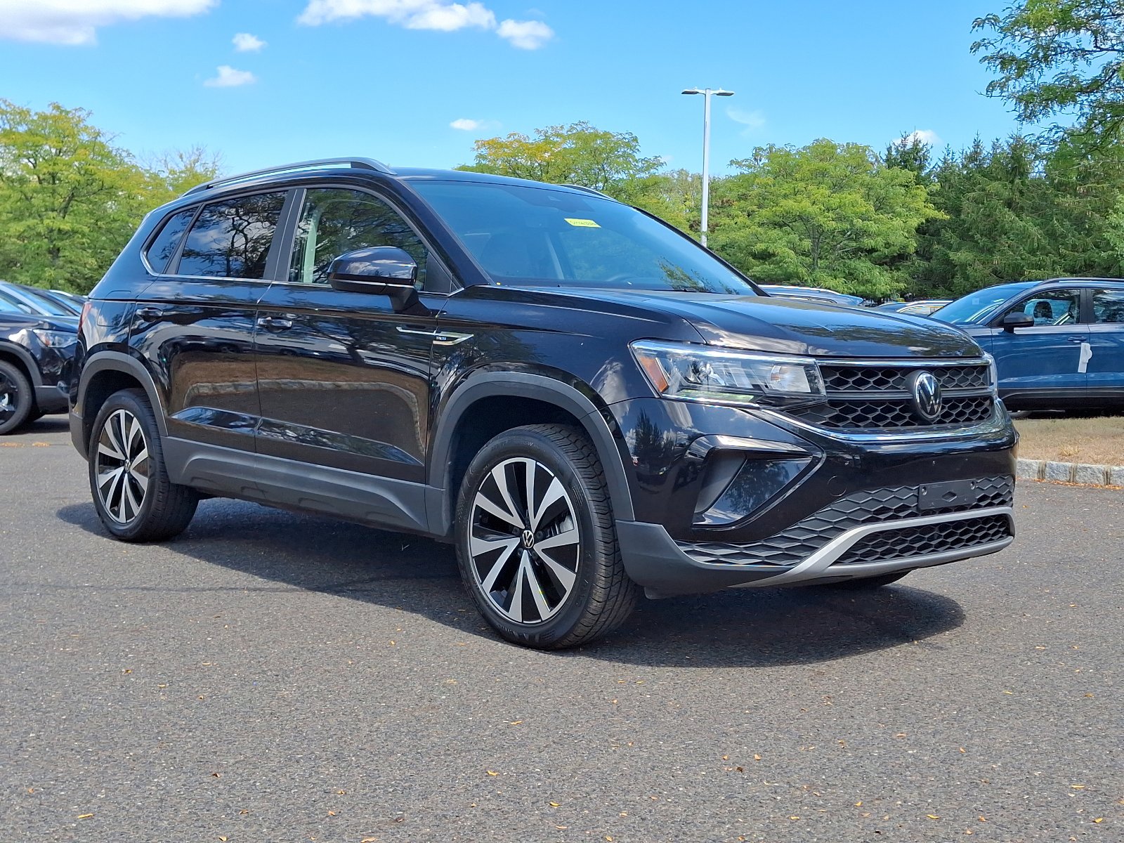 Used 2022 Volkswagen Taos SE w/ Driver Assistance Package AWD/4WD image 1