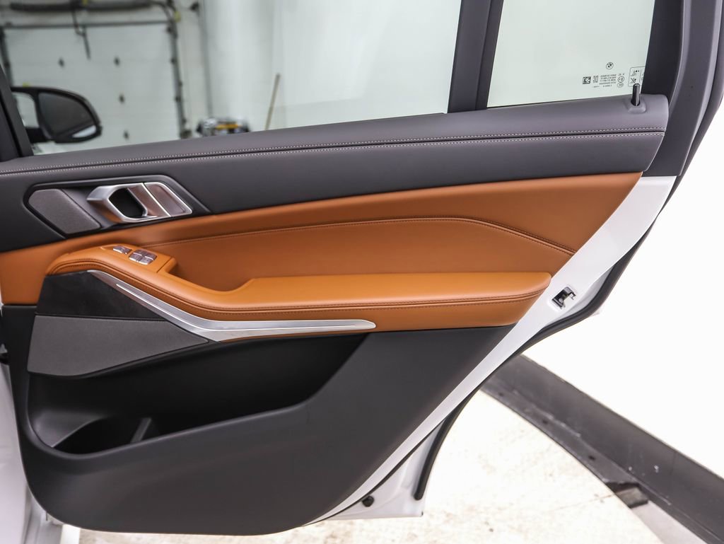 Used 2025 BMW X7 M60i image 26