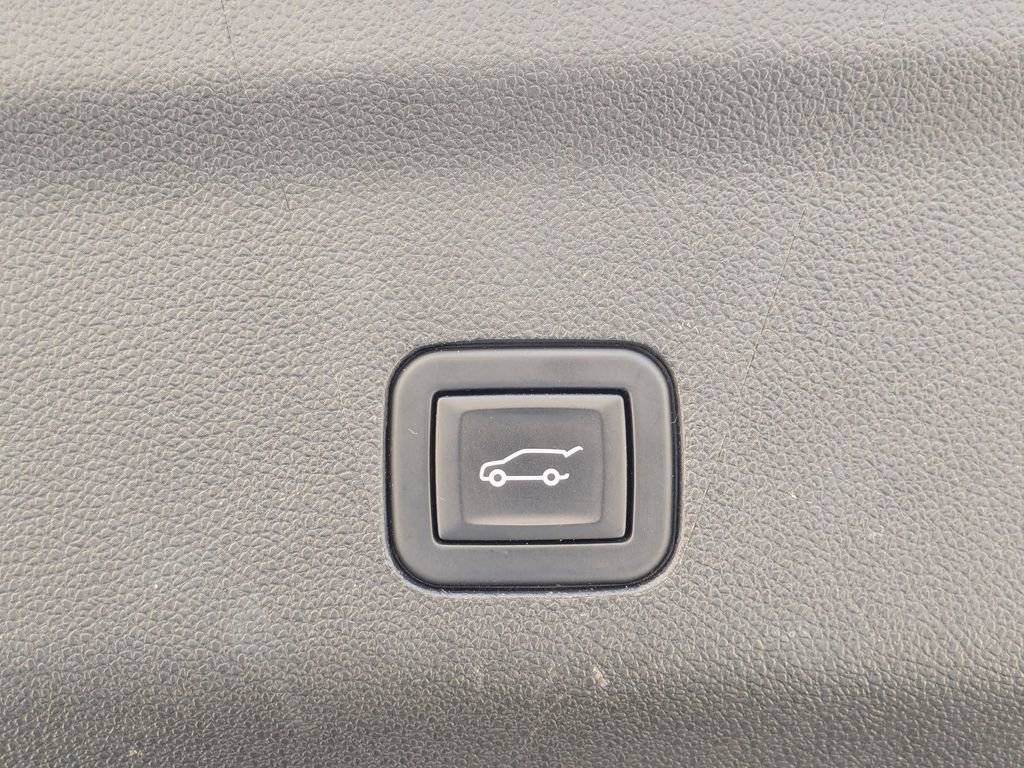 Used 2023 Chevrolet Suburban Premier image 28