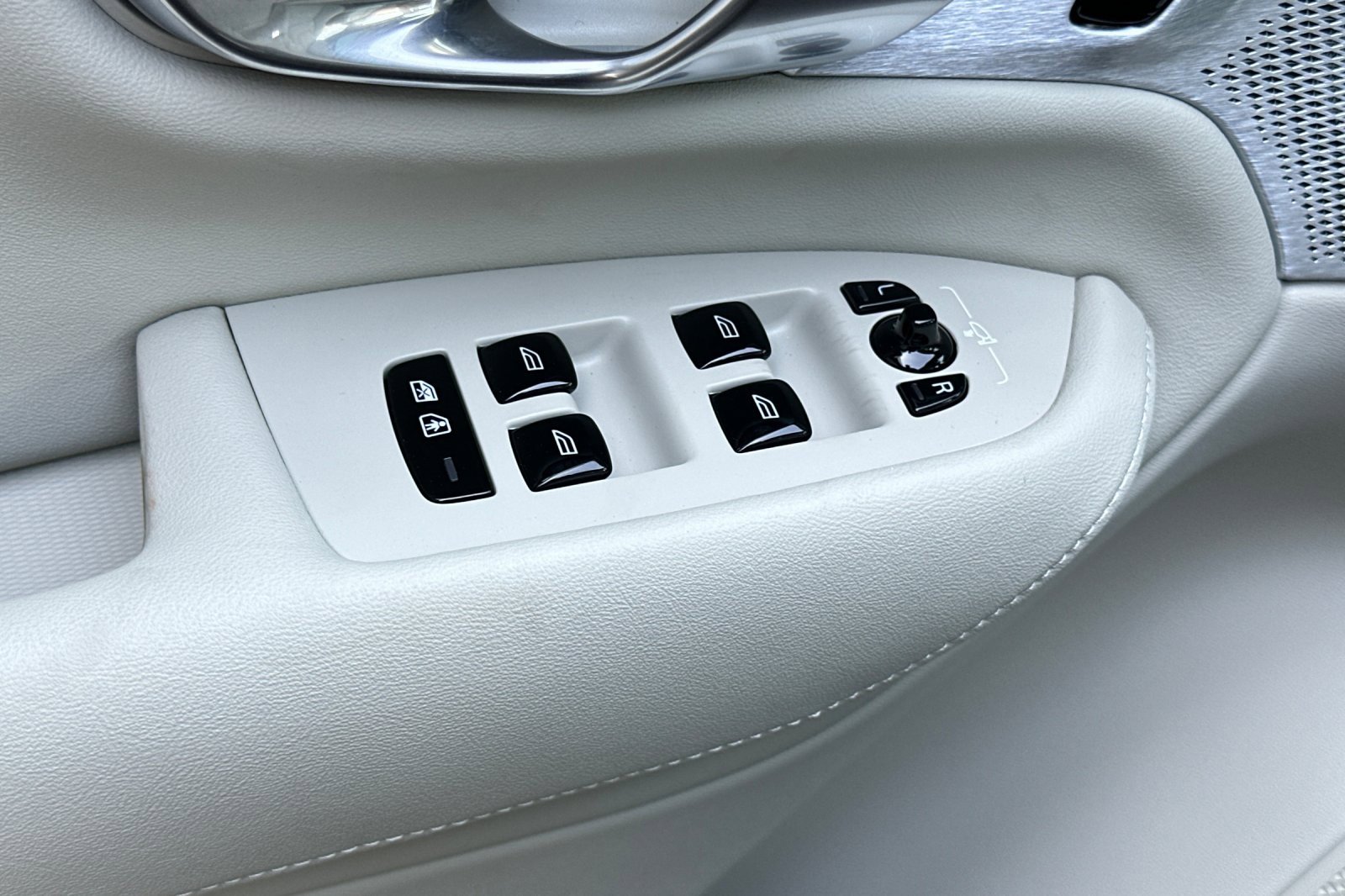 New 2026 Volvo XC90 T8 Ultra w/ Lounge Package image 11