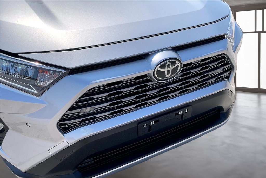 Used 2020 Toyota RAV4 Limited FWD image 32