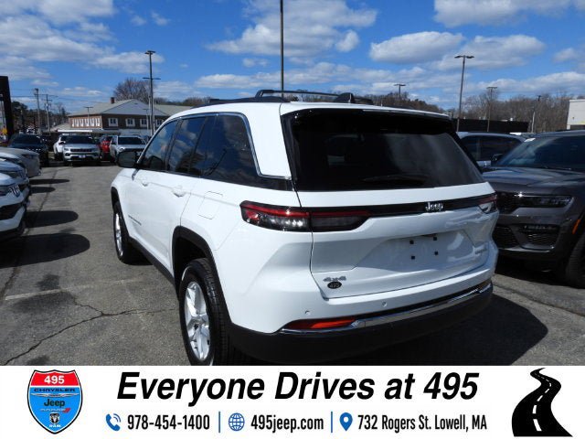 Used 2025 Jeep Grand Cherokee Laredo X AWD/4WD image 3