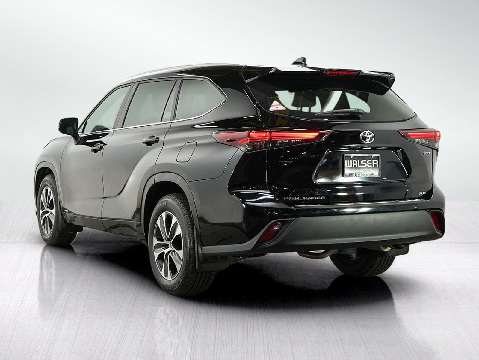 Used 2025 Toyota Highlander XLE AWD/4WD image 3