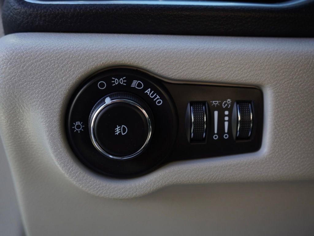 Certified 2023 Chrysler Pacifica Limited image 12