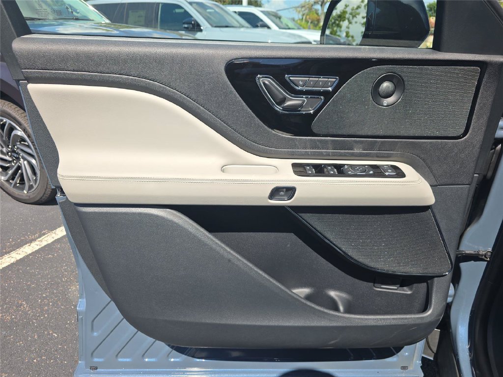 New 2026 Lincoln Aviator Reserve w/ Jet Appearance Package RWD image 13