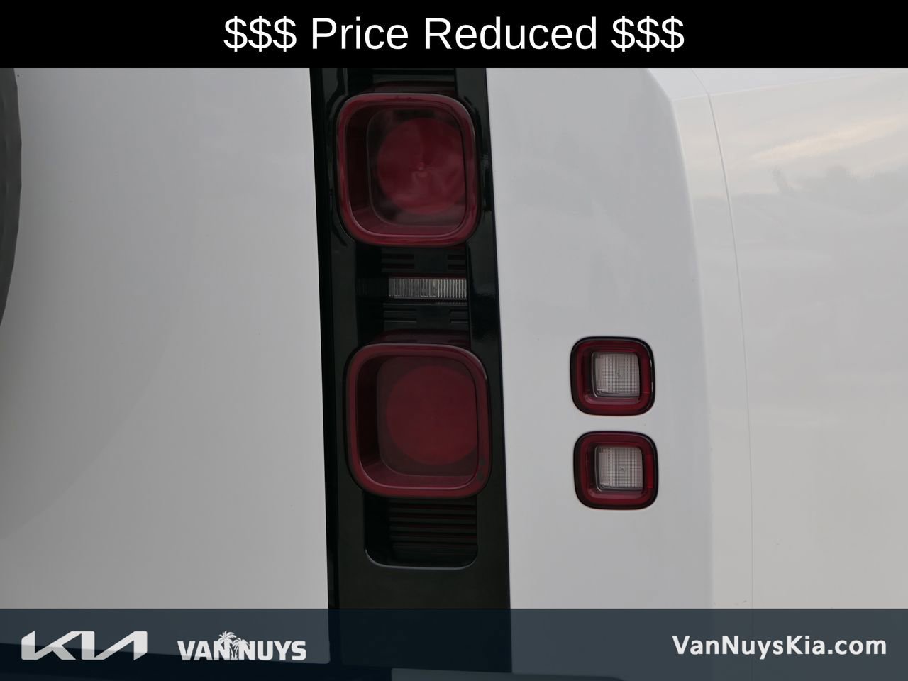 Used 2024 Land Rover Defender 130 X-Dynamic SE image 4