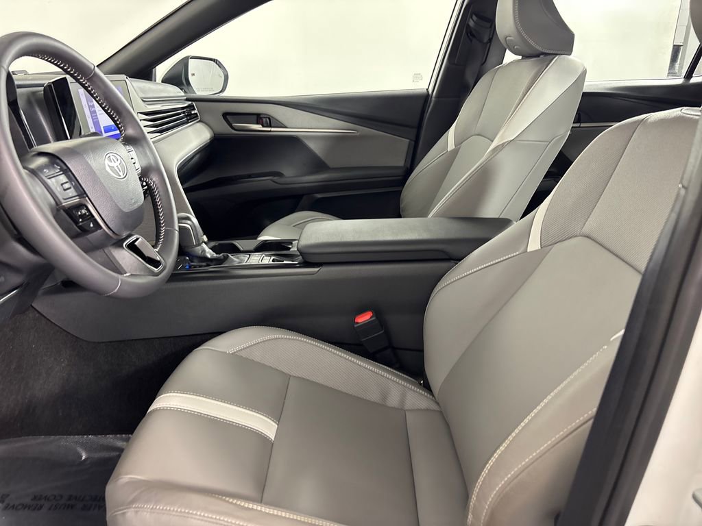 Used 2025 Toyota Camry SE w/ Convenience Package image 8