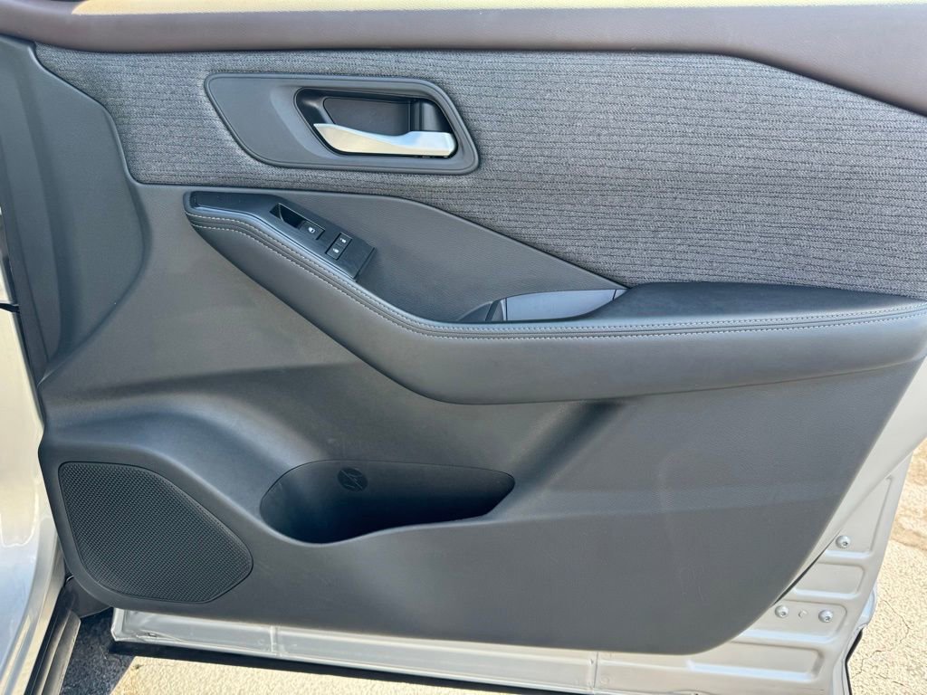 Used 2022 Nissan Rogue SV image 22