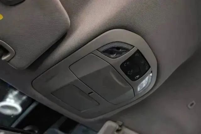 Used 2018 Chrysler Pacifica Touring Plus w/ Tire & Wheel Group FWD image 27
