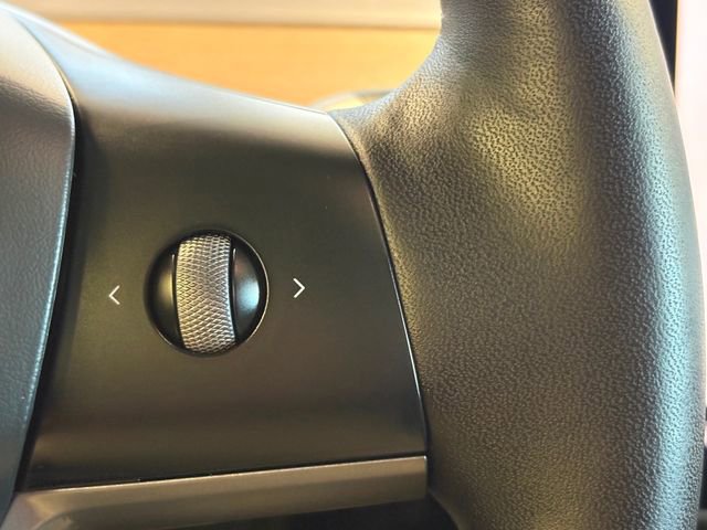 Used 2023 Tesla Model Y Performance image 27