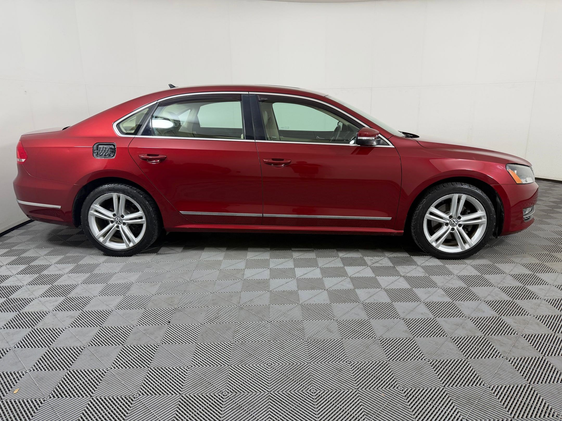 Used 2015 Volkswagen Passat TDI SEL Premium FWD image 8