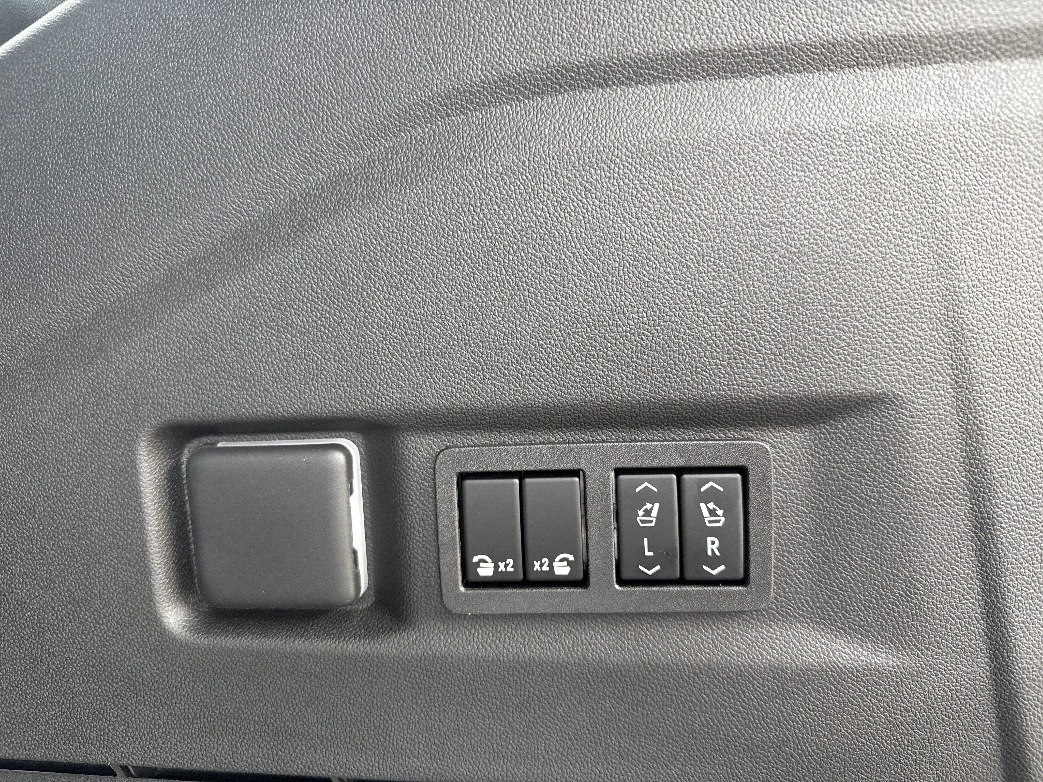 New 2026 GMC Yukon Denali w/ Sun & Power Step Package AWD/4WD image 38
