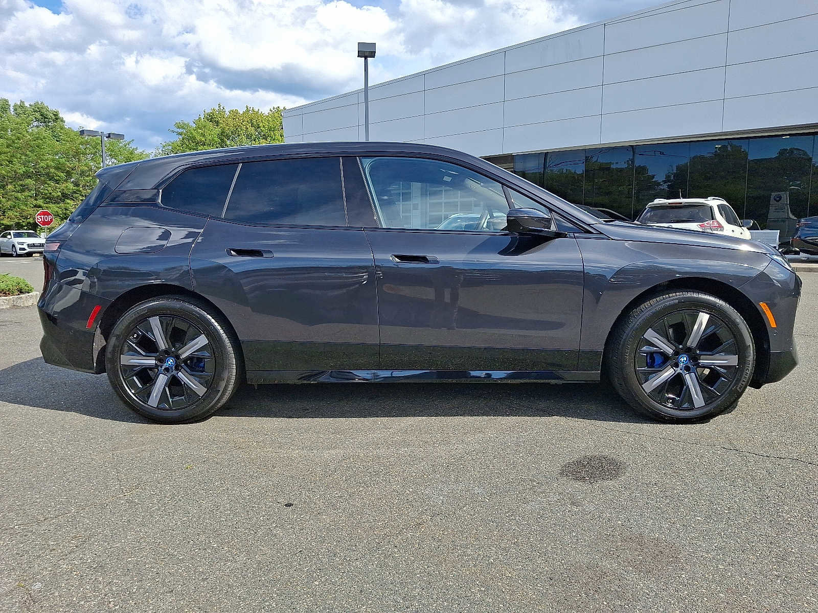 Used 2025 BMW iX xDrive50 w/ Premium Package image 7