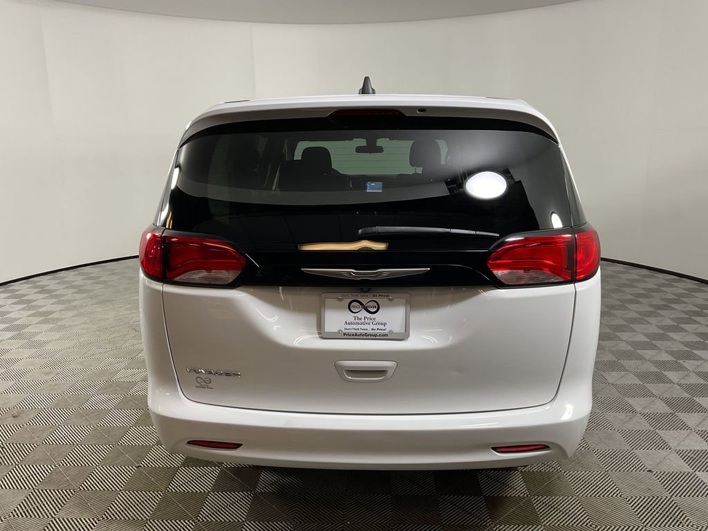 Used 2022 Chrysler Voyager LX image 8