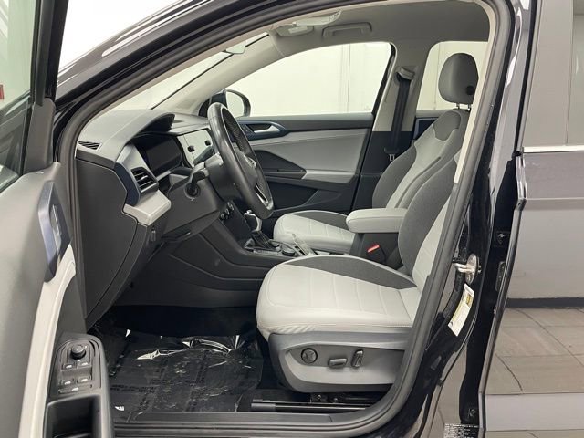 Used 2024 Volkswagen Taos SE w/ Black Wheel Plus Package image 11