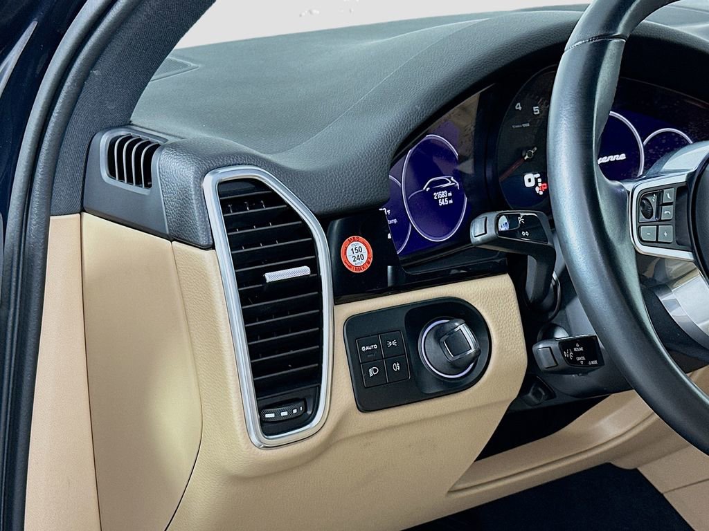 Certified 2022 Porsche Cayenne Platinum Edition image 11
