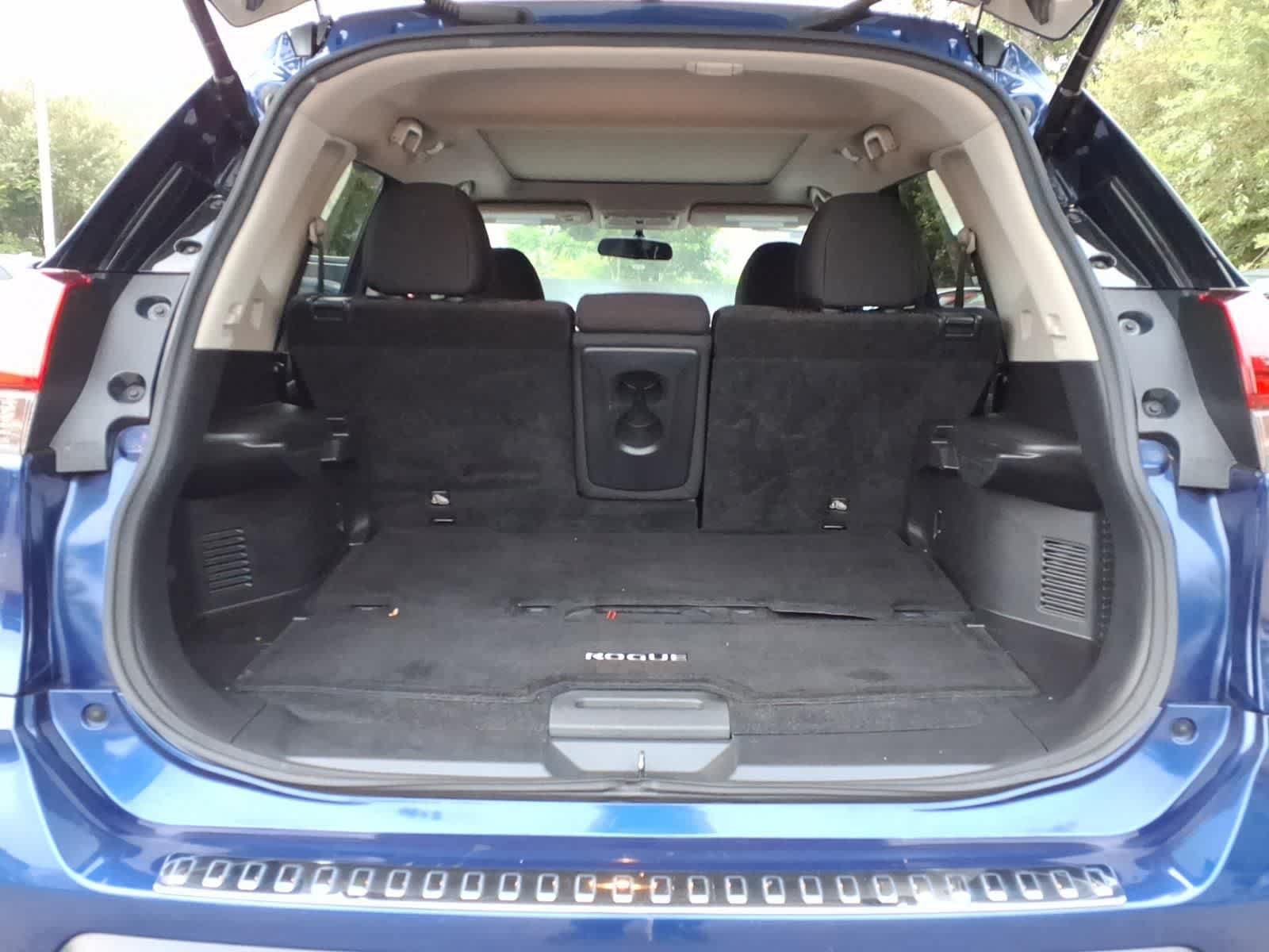 Used 2018 Nissan Rogue SV w/ Sun & Sound Touring Package FWD image 4