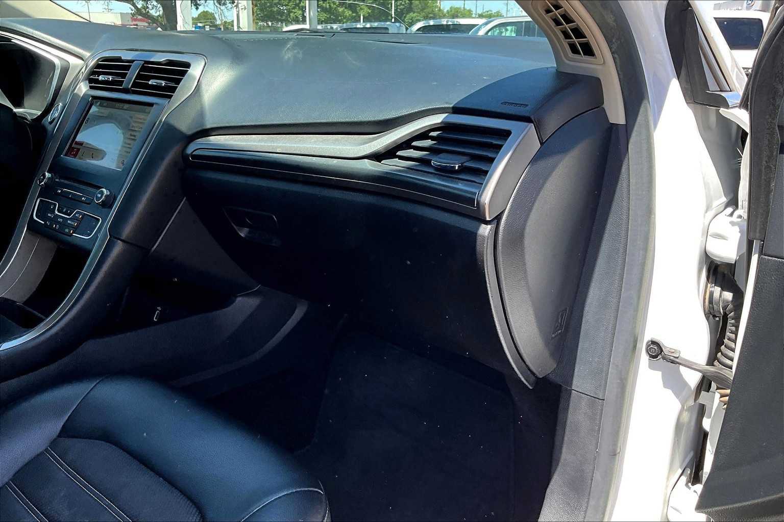 Used 2017 Ford Fusion SE w/ Equipment Group 201A FWD image 19
