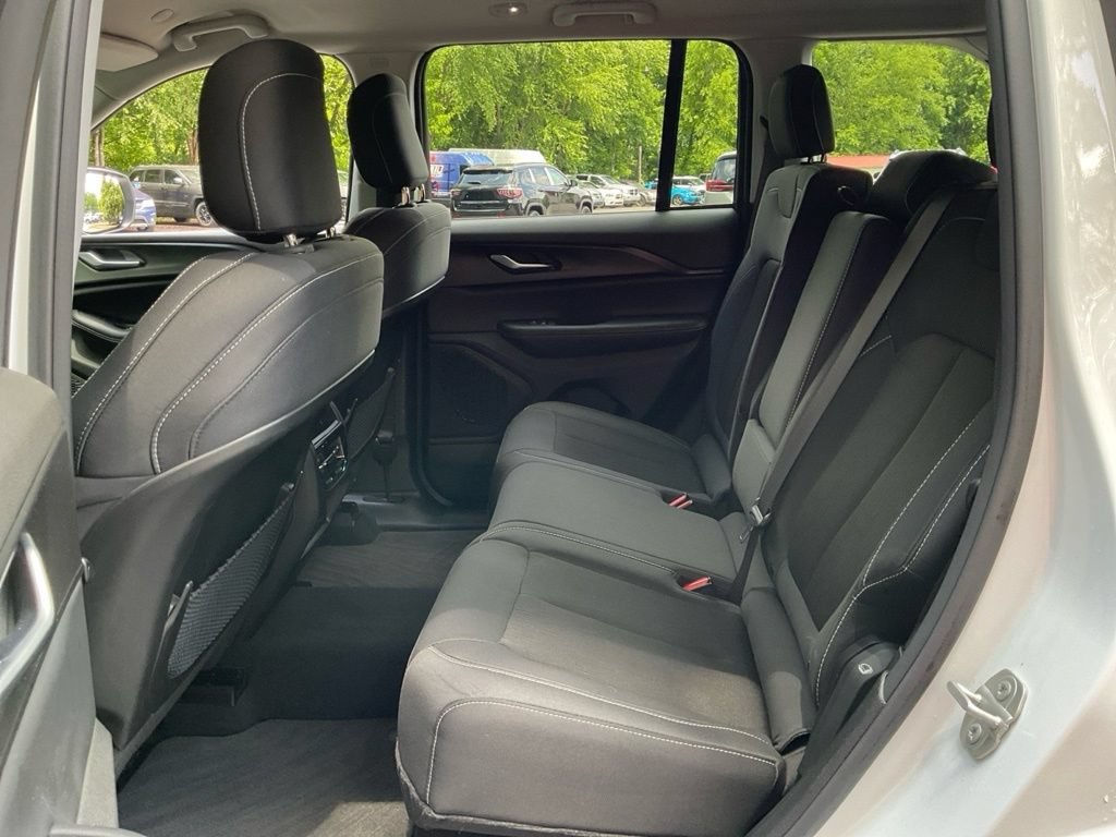 Used 2023 Jeep Grand Cherokee Laredo AWD/4WD image 15
