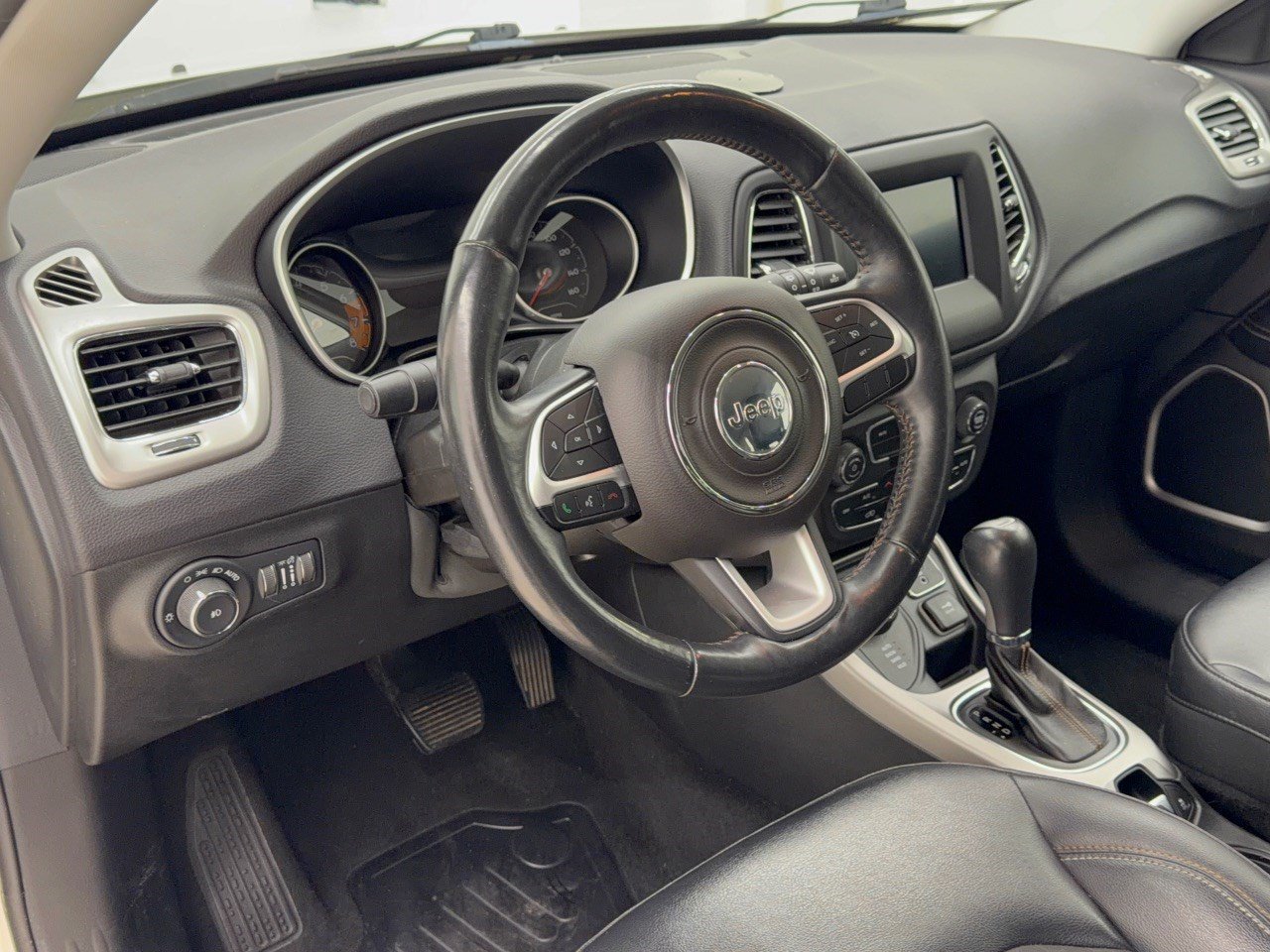 Used 2017 Jeep Compass Latitude w/ Popular Equipment Group AWD/4WD image 4