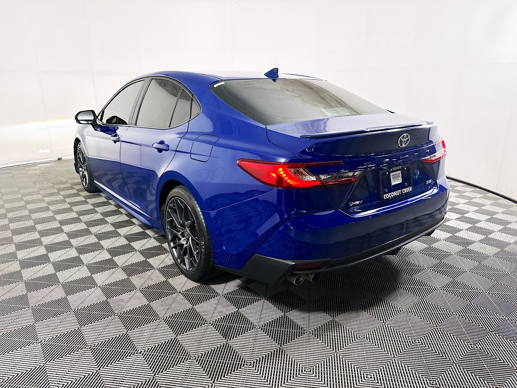 Used 2025 Toyota Camry SE w/ Convenience Package FWD image 5