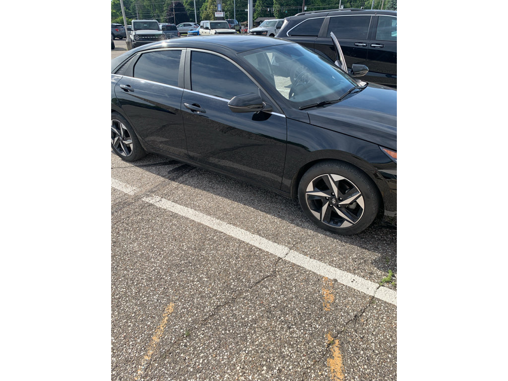 Used 2023 Hyundai Elantra Limited w/ Cargo Package FWD image 5