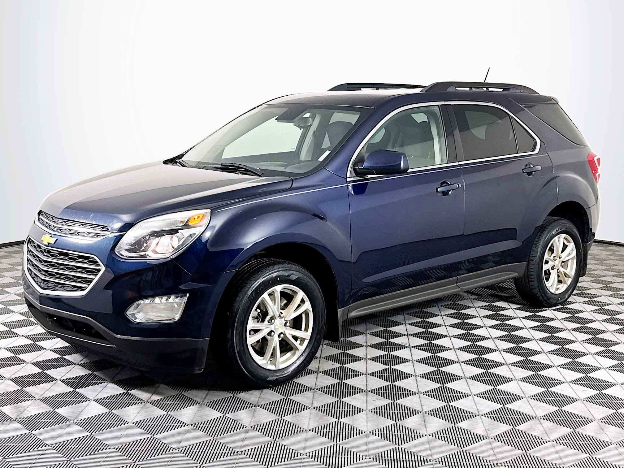 Used 2017 Chevrolet Equinox LT w/ Convenience Package image 4