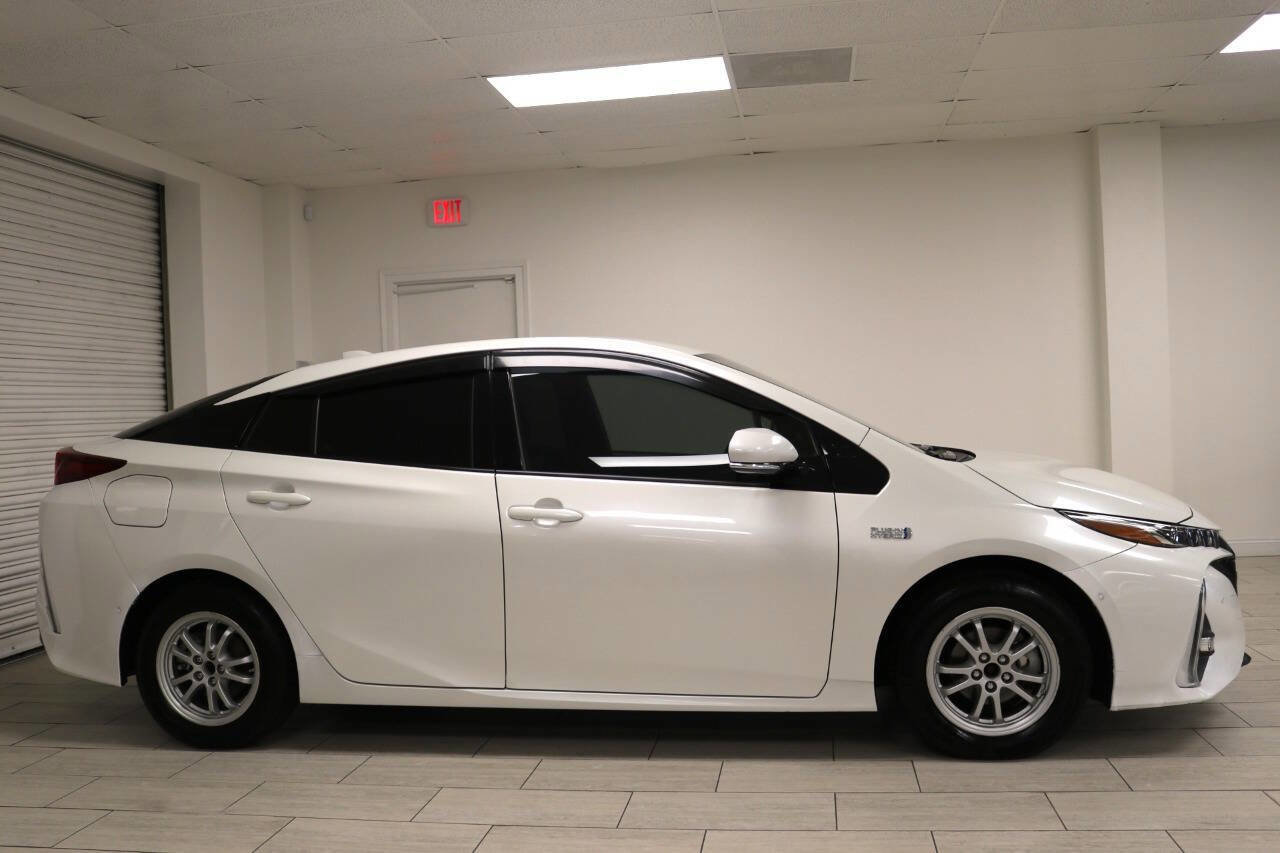 Used 2017 Toyota Prius Prime Advanced image 10