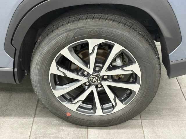 Used 2025 Toyota Corolla Cross XLE FWD image 7