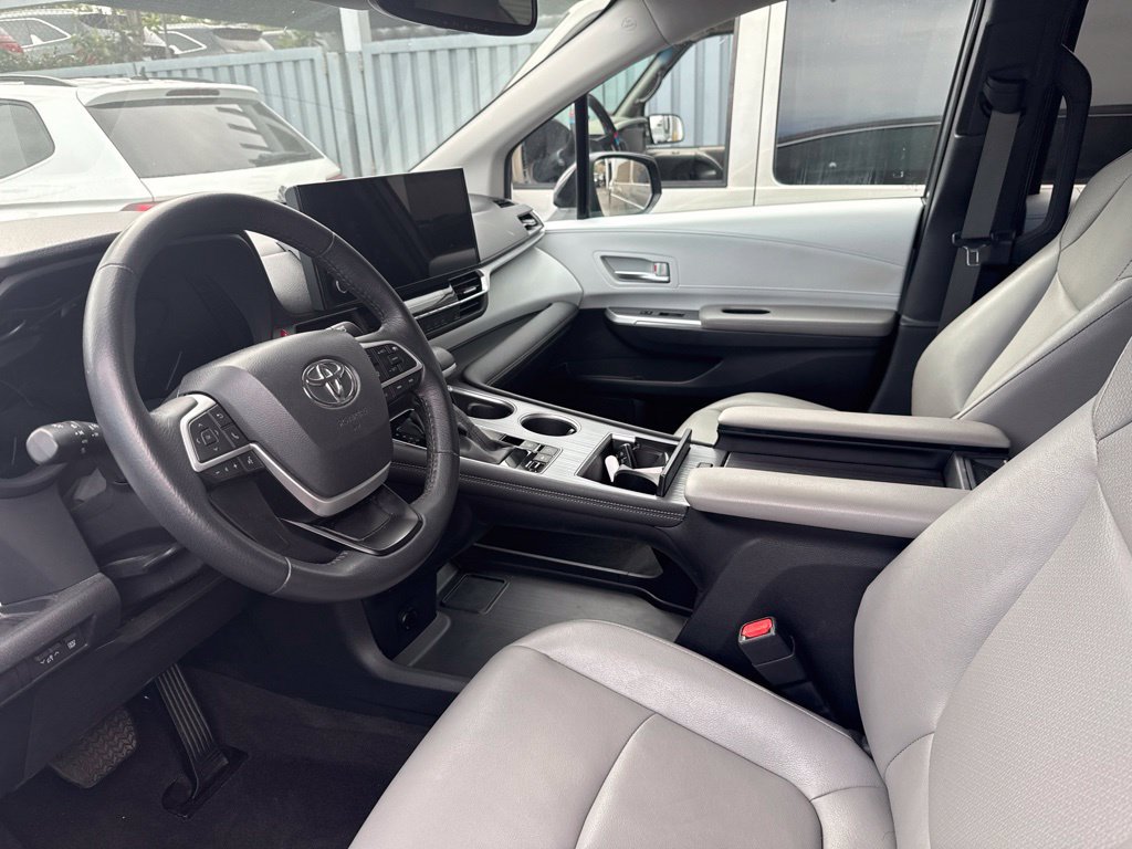 Used 2025 Toyota Sienna XLE FWD image 3